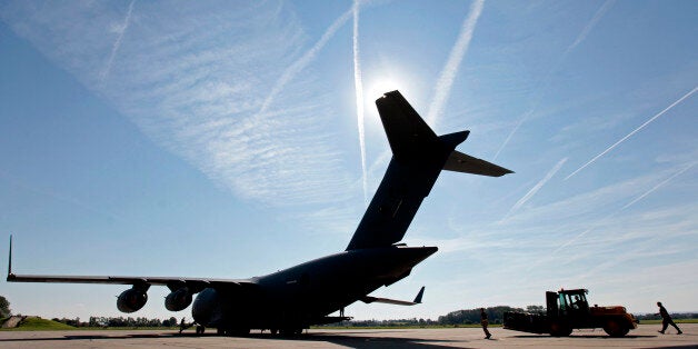 Czech and Canadian soldiers transport boxes of ammunition to be loaded into a plane at Pardubice airport in Pardubice September 18, 2014. The Czech government is sending a shipment of ammunition to Kurdish forces in Iraq to help them fight Islamic State militants, the Defence Ministry said on Thursday. REUTERS/David W Cerny (CZECH REPUBLIC - Tags: MILITARY POLITICS CIVIL UNREST TRANSPORT CONFLICT)