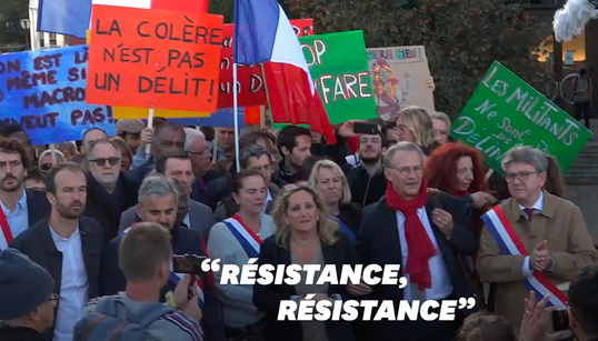 La France insoumise débarque en force au procès
