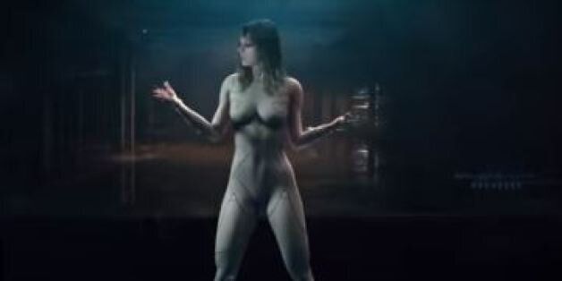H Taylor Swift συναντά το «Blade Runner» σε καυτό video teaser για το «Ready For