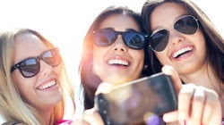 Ξεχάστε τις selfies, οι plandids είναι το νέο trend του Instagram (και το κάνουμε