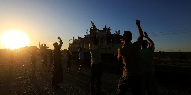 People gather on the road as they welcome Iraqi security forces members who continue to advance in military vehicles in Kirkuk, Iraq October 17, 2017. REUTERS/Alaa Al-Marjani