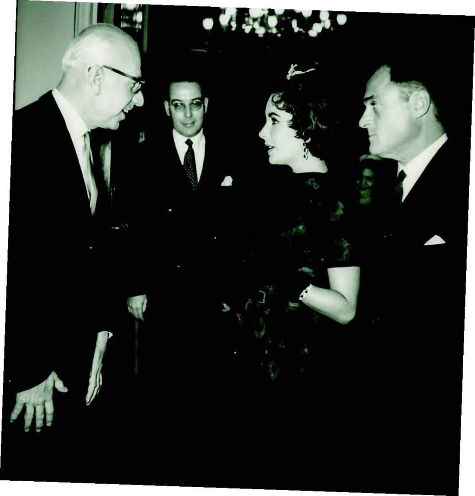  Σε δεξίωση στο ξενοδοχείο Μεγάλη Βρετανία με την Ελίζαμπεθ Τέιλορ, 4.2.1958. 