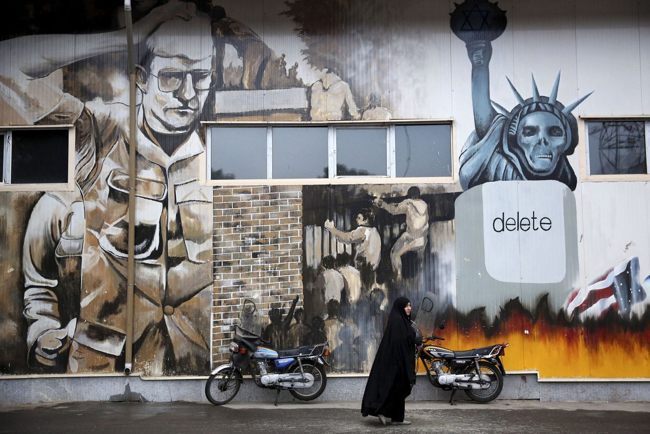 Αντιαμερικανικό γκράφιτι στον τοίχο της πρώην Αμερικανικής Πρεσβείας στην Τεχεράνη.