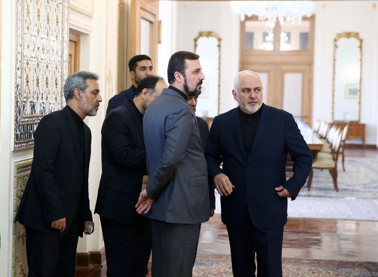 Ο υπουργός Εξωτερικών του Ιράν Μοχαμάντ Τζαβάντ Ζαρίφ (στα δεξιά)