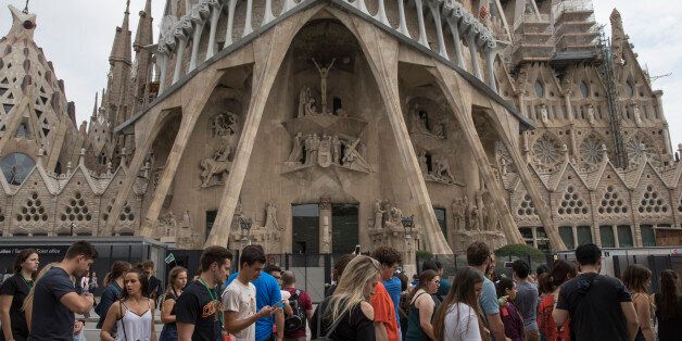 BARCELONA, SPAIN - OCTOBER 03: Tourists walk past the Basilica i Temple Expiatori de la Sagrada Familia, which has been closed during a regional general strike to protest against the violence that marred Sunday's referendum vote on October 3, 2017 in Barcelona, Spain. According to the Catalonia's government more than two million people voted on Sunday in the referendum of Catalonia, which the Government in Madrid had declared illegal and undemocratic. Officials said that 90% of votes cast were for independence. The Catalan goverment's spokesman said that an estimated of 770,000 votes were lost as a result of 400 polling stations being raided by Spanish police. Hundreds of citizens were injured during the police crackdown. (Photo by Dan Kitwood/Getty Images)