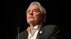 Alain Delon assigné en justice par Ari Boulogne pour une reconnaissance de