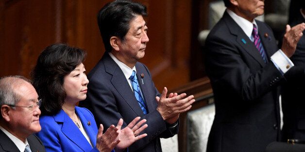 Japanese Prime Minister Shinzo Abe (C) applauds as the lower house of the parliament approved the snap election in Tokyo on September 28, 2017.Japanese Prime Minister Shinzo Abe officially dissolved parliament on September 28, effectively kicking off a national election campaign. / AFP PHOTO / TOSHIFUMI KITAMURA (Photo credit should read TOSHIFUMI KITAMURA/AFP/Getty Images)