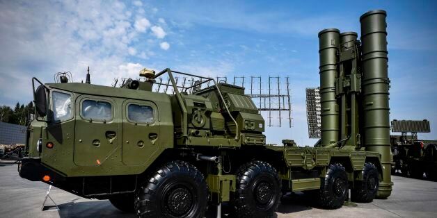Russian S-400 anti-aircraft missile launching system is displayed at the exposition field in Kubinka Patriot Park outside Moscow on August 22, 2017 during the first day of the International Military-Technical Forum Army-2017. / AFP PHOTO / Alexander NEMENOV (Photo credit should read ALEXANDER NEMENOV/AFP/Getty Images)