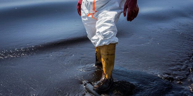 A municipal worker tries to contain the oil spill from the Greek tanker Agia Zoni II, which sank off the island of Salamis, on one of the beaches of the Athens riviera. Athens, September 14, 2017. The small tanker 'Agia Zoni II' sank on September 10, whilst anchored off the coast of Salamis, near Greece's main port of Piraeus. It was carrying a cargo of 2,200 tons of fuel oil and 370 tons of marine gas oil. Salamis Island has suffered heavy pollution as a result in what has been called a 'major environmental disaster' by officials. (Photo by Kostis Ntantamis/NurPhoto via Getty Images)