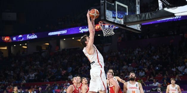 TOPSHOT - Spain's Pau Gasol goes for the basket during the FIBA Eurobasket 2017 men`s 3rd game match between Spain and Russia at Fenerbahce Ulker Sport arena in Istanbul on September 17, 2017. / AFP PHOTO / BULENT KILIC (Photo credit should read BULENT KILIC/AFP/Getty Images)