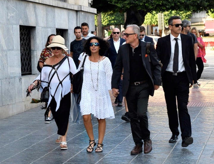 Patricia Ramírez (c), la madre del pequeño Gabriel entra junto a familiares y amigos, y acompañada de su abogado Miguel Angel Torres (d), a la Audiencia Provincial de Almería donde en unos minutos se leerá la sentencia del juicio por la muerte de su hijo a manos de Ana Julia Quezada.