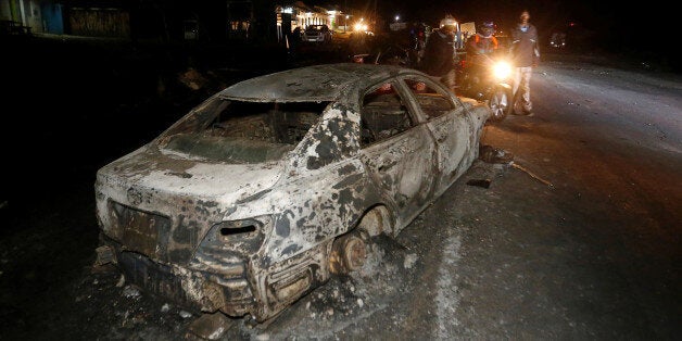 People look at the wreckage of a car burnt after a fireball from an tanker engulfed several vehicles and killed several people, near the Rift Valley town of Naivasha, west of Kenya's capital Nairobi, December 11, 2016. REUTERS/Thomas Mukoya TPX IMAGES OF THE DAY