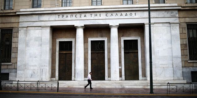 A man walks past the headquarters of the Central Bank of Greece in Athens, Greece, November 8, 2016. Picture taken November 8, 2016. To match Interview EUROZONE-GREECE/STOURNARAS REUTERS/Alkis Konstantinidis