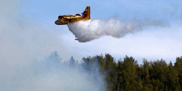 A firefighting plane from Greece fights a wildfire over a forest near Jerusalem November 24, 2016. REUTERS/Ronen Zvulun