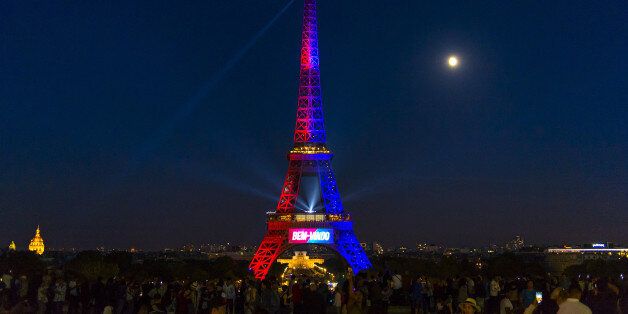 PARIS, FRANCE - AUGUST 05: A view of the Eiffel Tower illuminated in the colors of Paris Saint-Germain to welcome Neymar on August 5, 2017 in Paris, France. (Photo by Aurelien Meunier/Getty Images)