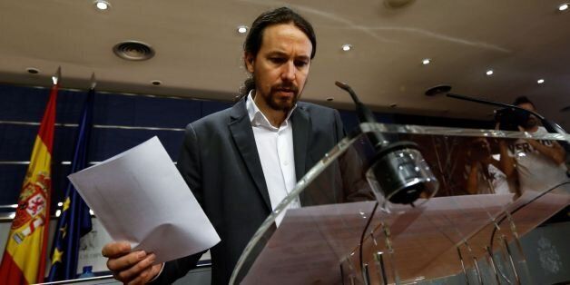 Leader of left wing party Podemos Pablo Iglesias checks a document during a press conference following a meeting with leader of Spanish Socialist Party (PSOE) Pedro Sanchez (L) and at the Congress of Deputies, Las Cortes, in Madrid on June 27, 2017. / AFP PHOTO / OSCAR DEL POZO (Photo credit should read OSCAR DEL POZO/AFP/Getty Images)