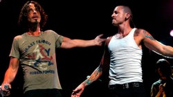 Ο Chester Bennington αυτοκτόνησε την ημέρα που ο στενός του φίλος, Chris Cornell, θα γινόταν 53