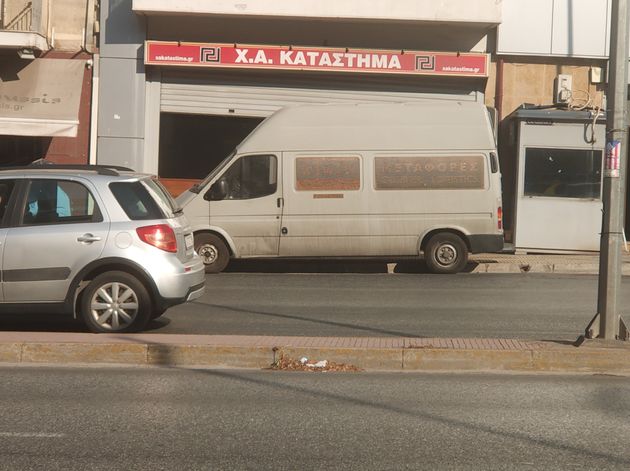 Φορτηγάκι βαν παραλαμβάνει...