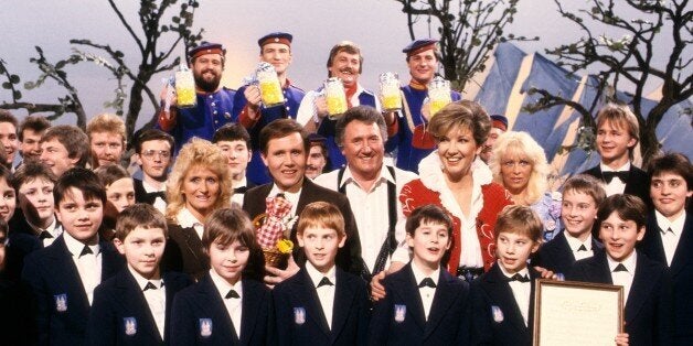 Bianca (2.Reihe, 2.v.re.), Carolin Reiber (2. Reihe, 3.v.r.), Regensburger Domspatzen (1.Reihe), Kaiserlich-Böhmischen (3.+4.Reihe, mit Bier), Sepp Viellechner (Werner Viellechner, 2.Reihe4.v.r.), Namen auf Wunsch, 4. Sendung der ZDF-Show 'Heimat, deine Lieder', Deutschland, Europa, Bühnen-Auftritt, Volksmusik, Sänger, Sängerin, Moderatorin, 20.03.1987; (Photo by Peter Bischoff/Getty Images)