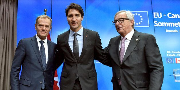 Canada's Prime Minister Justin Trudeau poses with European Council President Donald Tusk (L) and European Commission President Jean-Claude Juncker (R) after the signing of the Comprehensive Economic and Trade Agreement (CETA) at the European Council in Brussels, Belgium, October 30, 2016. REUTERS/Eric Vidal