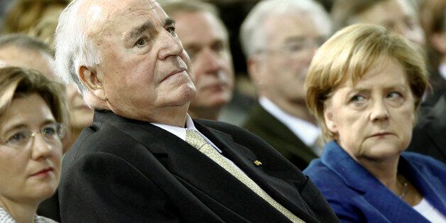 Former German Chancellor Helmut Kohl (C) and his wife Maike Richter Kohl (L) and German Chancellor Angela Merkel attend a ceremony of the Christian Democratic Union (CDU) party to mark the upcoming 20-year anniversary of the German unification in Berlin October 1, 2010. REUTERS/Fabrizio Bensch (GERMANY - Tags: POLITICS)