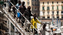 Μπαράζ αφίξεων μεταναστών στην Ιταλία. Αβραμόπουλος: Δεν θα την αφήσουμε μόνη