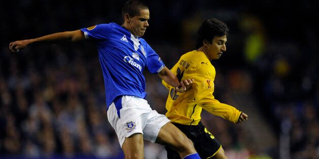 Everton's Jack Rodwell (L) challenges AEK Athen's Nacho Scocco during their Europa League soccer match in Liverpool September 17, 2009 REUTERS/Nigel Roddis (BRITAIN SPORT SOCCER)