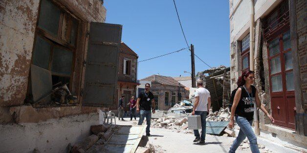 LESBOS, GREECE - JUNE 13 : People inspect damaged buildings after the 6,2 magnitude earthquake hit Vrisa village of Lesbos in Greece on June 13, 2017. (Photo by Ali Atmaca/Anadolu Agency/Getty Images)