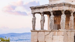 Irish Times: Σε αντίθεση με την Ιρλανδία, η Ελλάδα αρνείται να πουλήσει την ψυχή