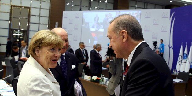 Turkey's President Tayyip Erdogan (R) chats with German Chancellor Angela Merkel prior to a working session at the Group of 20 (G20) leaders summit in the Mediterranean resort city of Antalya, Turkey, November 16, 2015. REUTERS/Kayhan Ozer/Pool