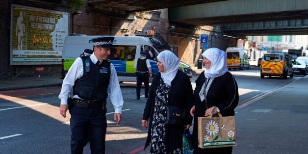 A police officer speaks to local residents at a police cordon, close to the scene of a van attack in Finsbury Park, north London on June 19, 2017.Ten people were injured when a van drove into a crowd of Muslim worshippers near a mosque in London in the early hours of Monday, and a man who had been taken ill before the attack died at the scene. / AFP PHOTO / Niklas HALLE'N (Photo credit should read NIKLAS HALLE'N/AFP/Getty Images)