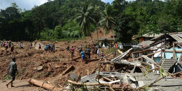 Military rescue workers and villagers search for survivors at the site of a landslide in Athweltota village in Kalutara on May 28, 2017.Emergency teams rushed to distribute aid on May 28 to half a million Sri Lankans displaced after the island's worst flooding in more than a decade claimed 126 lives and left scores more missing. / AFP PHOTO / Lakruwan WANNIARACHCHI (Photo credit should read LAKRUWAN WANNIARACHCHI/AFP/Getty Images)