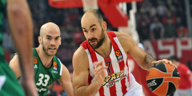 ATHENS, GREECE - JANUARY 06: Nick Calathes, #33 of Panathinaikos Superfoods Athens competes with Vassilis Spanoulis, #7 of Olympiacos Piraeus during the 2016/2017 Turkish Airlines EuroLeague Regular Season Round 16 game between Olympiacos Piraeus v Panathinaikos Superfoods Athens at Peace and Friendship Stadium on January 6, 2017 in Athens, Greece. (Photo by Panagiotis Moschandreou/EB via Getty Images)