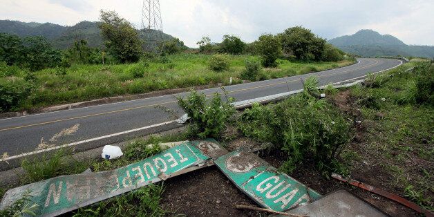 View of the area where a bus crashed in Santa Maria del Oro, state of Nayarit, Mexico on July 20, 2012. A bus veered off a bridge and plunged into a ravine in western Mexico, killing at least 26 people and injuring 27 others, 18 of them seriously, police said. AFP PHOTO/Hector GUERRERO (Photo credit should read HECTOR GUERRERO/AFP/GettyImages)
