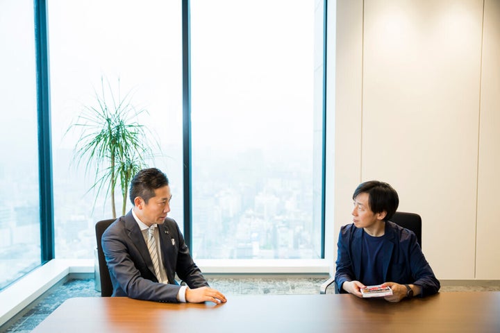 （左から）島田慎二さん、青野慶久さん