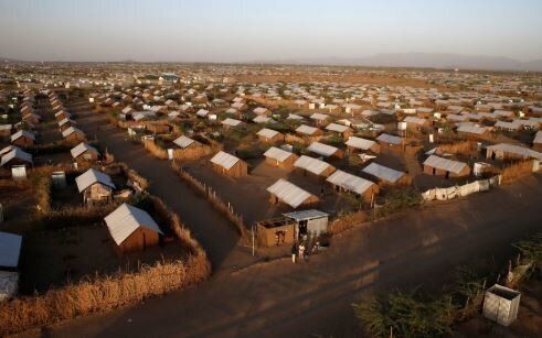 ナイロビ（ケニア）の北西、トゥルカナ地区のカクマ難民キャンプに最近建てられた家々の、上空からの眺め（2018年1月31日）。