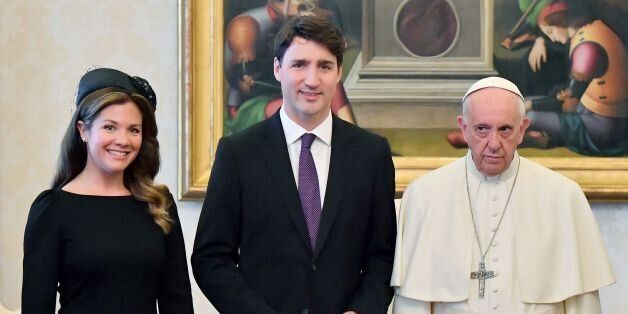 Pope Francis (R) poses for photographs along with Canadian Prime Minister Justin Trudeau (C) and his wife Sophie Gregoire-Trudeau (L) at the end of a private audience at the Vatican on May 29, 2017. / AFP PHOTO / POOL / Ettore FERRARI (Photo credit should read ETTORE FERRARI/AFP/Getty Images)