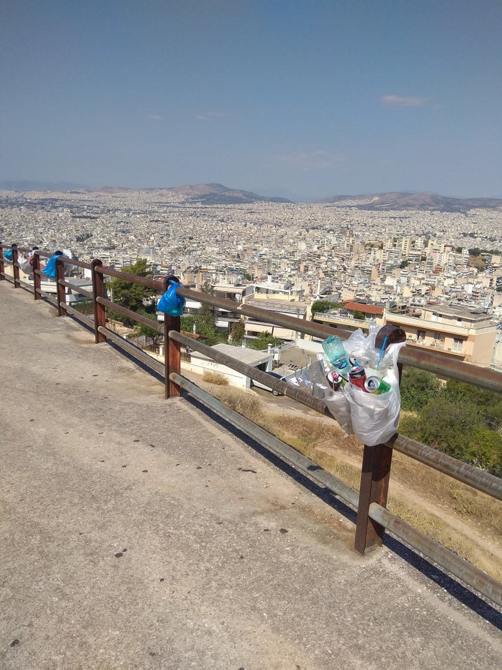 Σκουπίδια σε παράταξη.