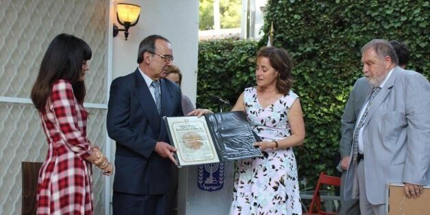 Η Πρέσβυς του Ισραήλ, κυρία Ιρίτ Μπέν-Άμπα απονέμει τα βραβεία του Γιάντ Βασέμ στους Ιωάννη & Μαρία Λατανιώτη, τον εγγονό και την δισέγγονη των Ιωάννη&Κατίνα Περράκη
