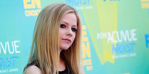 Canadian singer Avril Lavigne arrives at the Teen Choice Awards in Los Angeles August 7, 2011. REUTERS/Danny Moloshok (UNITED STATES - Tags: ENTERTAINMENT)