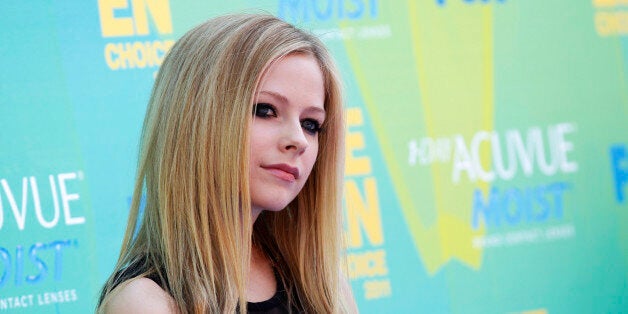 Canadian singer Avril Lavigne arrives at the Teen Choice Awards in Los Angeles August 7, 2011. REUTERS/Danny Moloshok (UNITED STATES - Tags: ENTERTAINMENT)