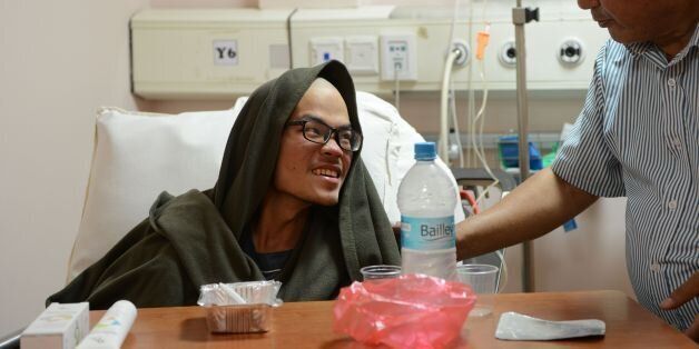 Taiwanese trekker Liang Sheng-yueh (L), who was rescued alive after being stranded in the Himalayas for 47 days, looks on in a hospital in Kathmandu on April 26, 2017.Rescuers on April 26 found two Taiwanese trekkers who went missing in a remote mountainous part of Nepal seven weeks ago, but only one survived the ordeal. Liu Chen-chun, 19,? died just three days before the rescue team located the couple in northwest Nepal, but her boyfriend managed to survive despite running out of food. Liang Sh