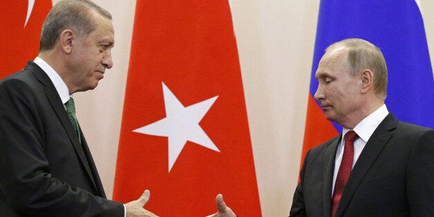 Russian President Vladimir Putin (R) shakes hands with his Turkish counterpart Tayyip Erdogan during a news conference following their talks in Sochi, Russia, May 3, 2017. REUTERS/Alexander Zemlianichenko/Pool
