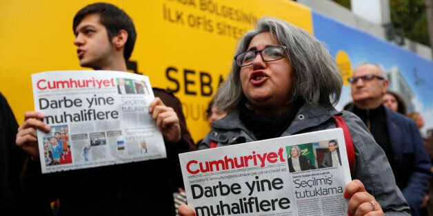 Supporters of Cumhuriyet newspaper, an opposition secularist daily, hold today's copies during a protest in front of its headquarters in Istanbul, Turkey, October 31, 2016. REUTERS/Murad Sezer