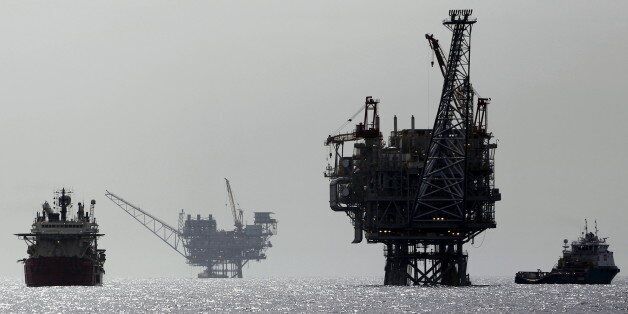 An Israeli gas platform, controlled by a U.S.-Israeli energy group, is seen in the Mediterranean sea, some 15 miles (24 km) west of Israel's port city of Ashdod, in this file picture taken February 25, 2013. Prime Minister Benjamin Netanyahu has won more time to overcome a political hurdle after parliament postponed a vote on authorising the government to secure a deal on developing Israel's natural gas fields. Picture taken February 25, 2013. REUTERS/Amir Cohen/Files