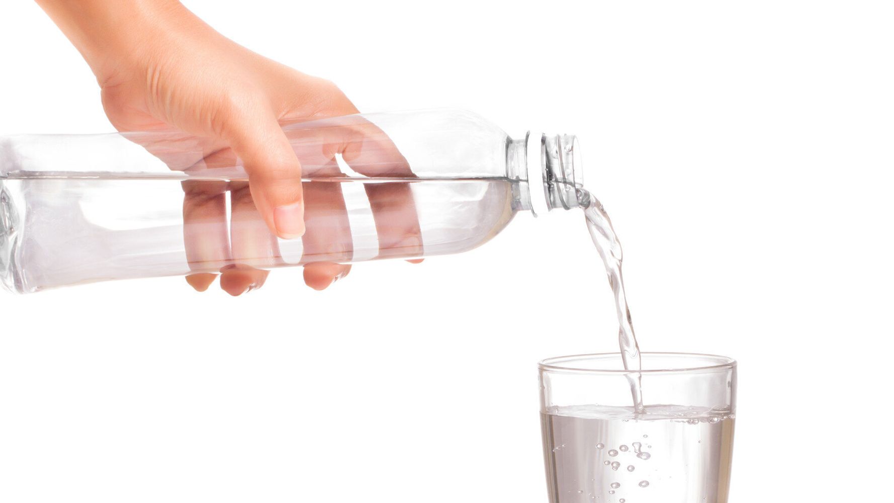 Налить в стакан половину воды. Переливание воды. Переливать воду из стакана в стакан. Воду наливают в стакан. Лить воду.