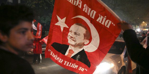 Supporters of Turkish President Tayyip Erdogan celebrate in Istanbul, Turkey, April 16, 2017. REUTERS/Alkis Konstantinidis