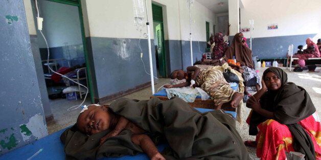 Internally displaced children suffering from cholera sleep inside a ward at Banadir hospital in Somalia's capital Mogadishu, August 18, 2011. Britain said on Wednesday that hundreds of thousands of children could starve to death in Somalia if the international community did not ramp up its response to the famine there, and pledged a further $48 million to aid children and livestock owners. REUTERS/Feisal Omar (SOMALIA - Tags: SOCIETY POLITICS HEALTH)