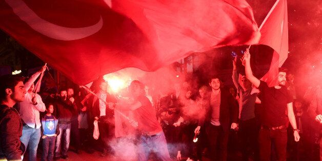 Supporters of Turkish President Tayyip Erdogan celebrate in Istanbul, Turkey April 16, 2017. REUTERS/Yagiz Karahan