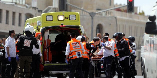 Israeli medics evacuate an injured person following a stabbing attack just outside Jerusalem's Old City, according to Israeli police, April 14, 2017. REUTERS/Ammar Awad TPX IMAGES OF THE DAY